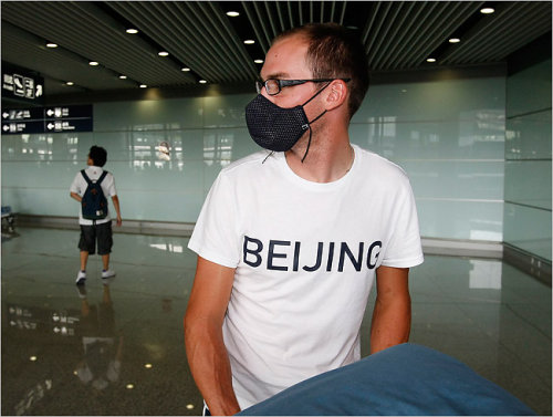 美国自行车运动员戴黑色口罩抵达北京首都国际机场（图片来自网络）