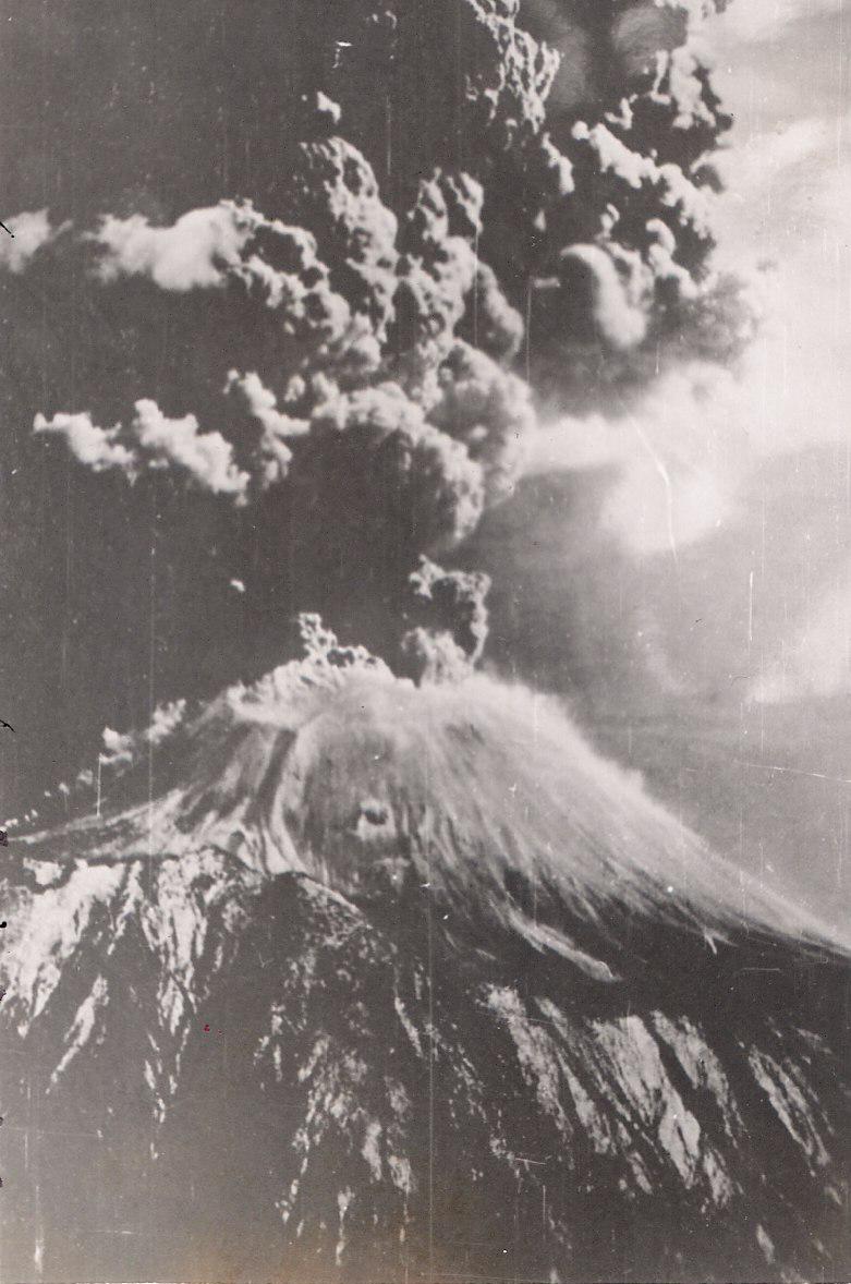 1944年维苏威火山爆发。（图片来自维基百科，by Jack Reinhardt）