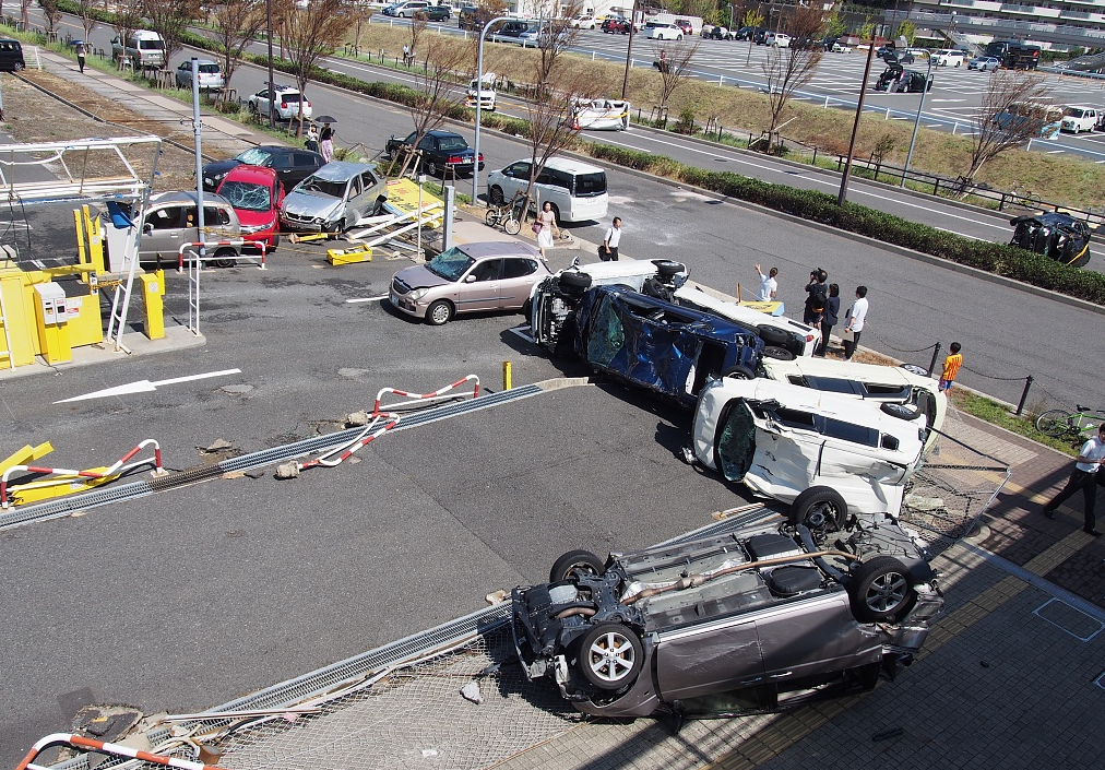 日本大阪，当地遭台风“飞燕”侵袭后的街头景象。