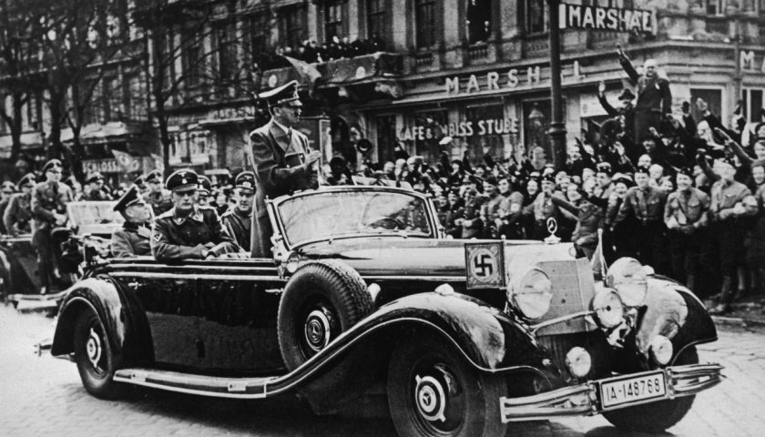 希特勒乘坐梅赛德斯奔驰汽车