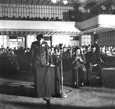 1956年，鹈野晋太郎在法庭上