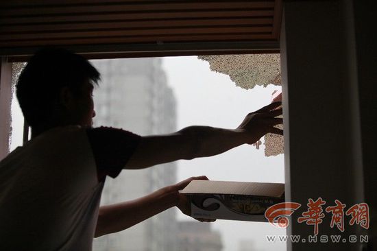 2015年西安一酒店玻璃幕墻自爆，砸壞多輛汽車