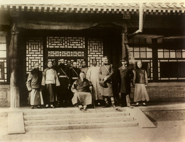 李鸿章在贤良寺西院内与随从及俄军军官合影 李鸿章在贤良寺西院内与随从及俄军军官合影