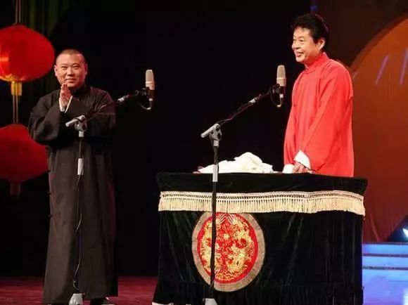 谢天顺与郭德纲同台表演相声 谢天顺与郭德纲同台表演相声