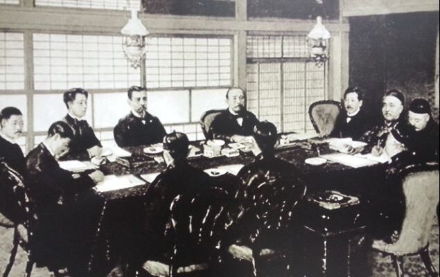 1895年4月17日，李鸿章和伊藤博文等人签署《马关条约》场景。