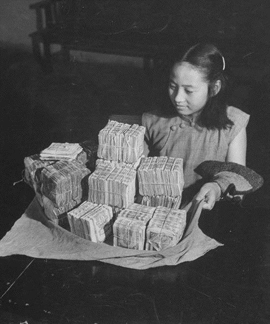 通货膨胀严重,"拿着一口袋钱买不到一半袋米"