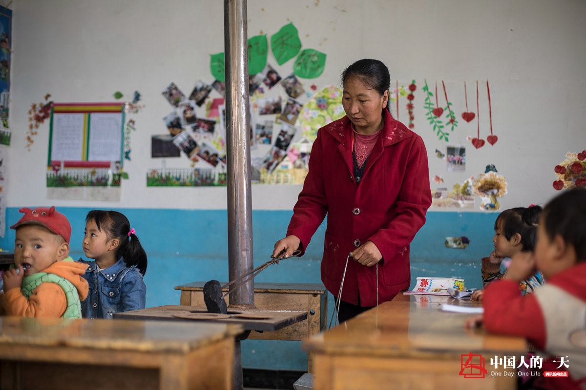 中国人的一天第3221期：她在村小代课21年工资400