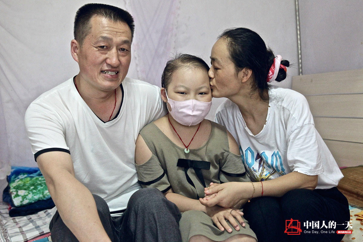 中国人的一天第3223期：为救女儿他们深夜地下道摆摊