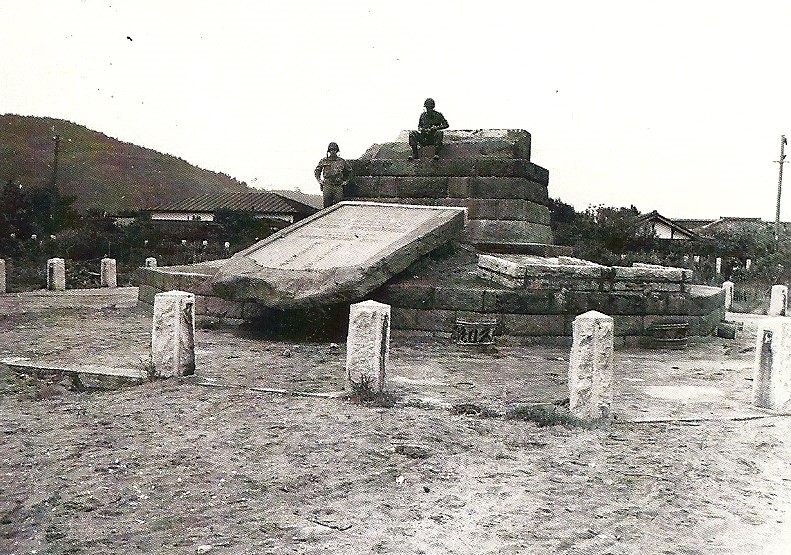 倒下来的“佩里登陆纪念碑”（1945年9月摄）