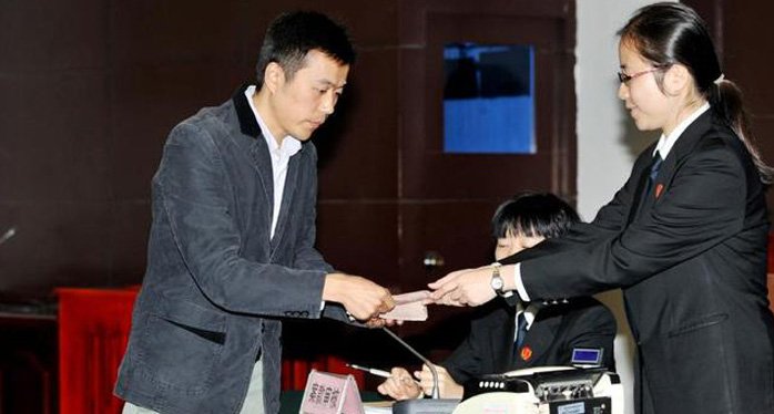 锦江法院将一部分商家先期交付的补偿金交给陈涛 锦江法院将一部分商家先期交付的补偿金交给陈涛