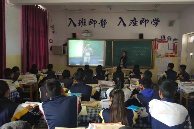 云南禄劝一中直播班的学生在上课 云南禄劝一中直播班的学生在上课