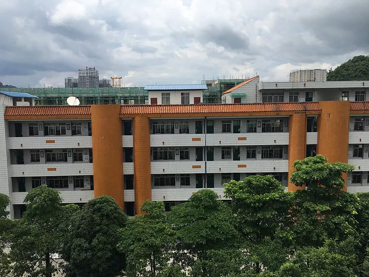 直播班教室位于高三教学楼的最顶层 直播班教室位于高三教学楼的最顶层