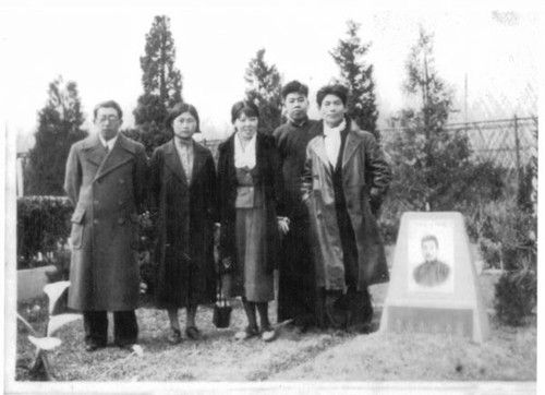萧红1937年与金人等在万国公墓鲁迅墓前 萧红1937年与金人等在万国公墓鲁迅墓前