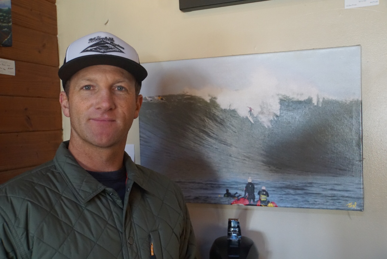 冲浪教练Tim West在自己征服Mavericks的照片前(张海律 摄) 冲浪教练Tim West在自己征服Mavericks的照片前(张海律 摄)