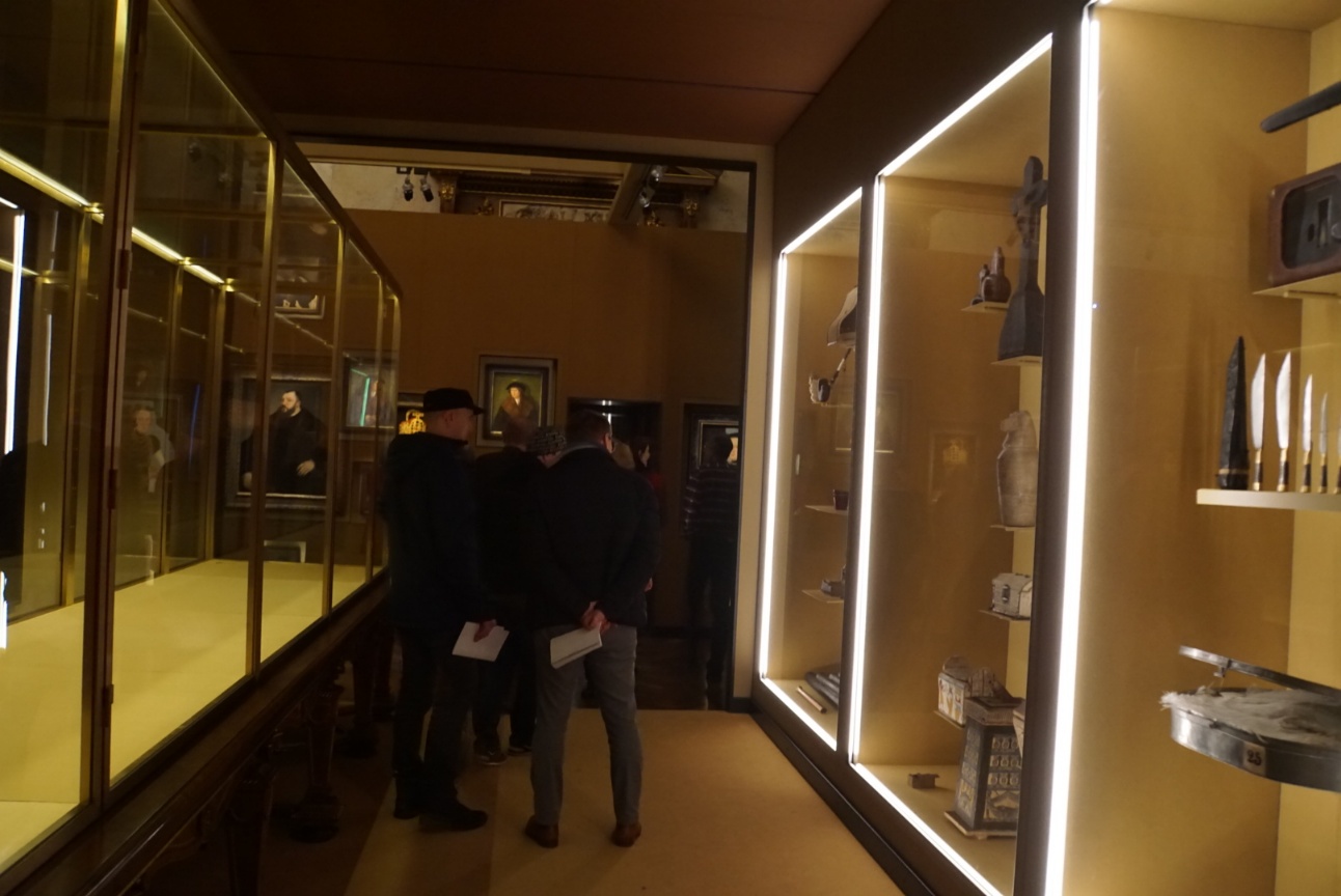 棕色房间中空出一排玻璃柜,让展柜本身成为展品 棕色房间中空出一排玻璃柜,让展柜本身成为展品