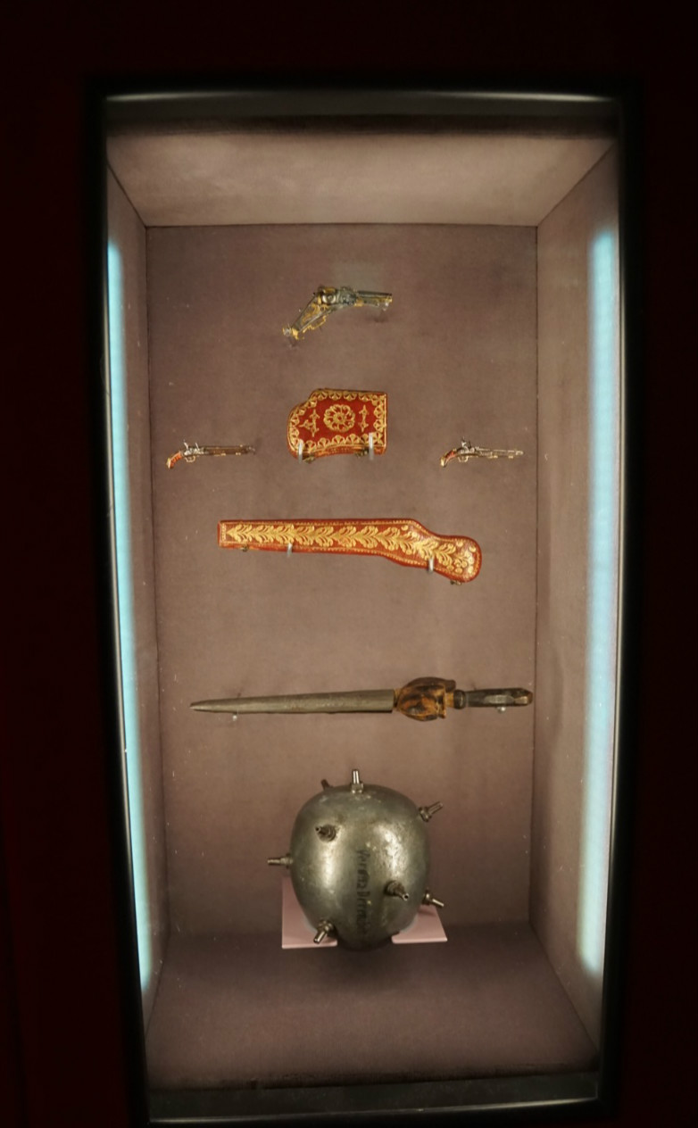 棕色房间里的兵器 棕色房间里的兵器