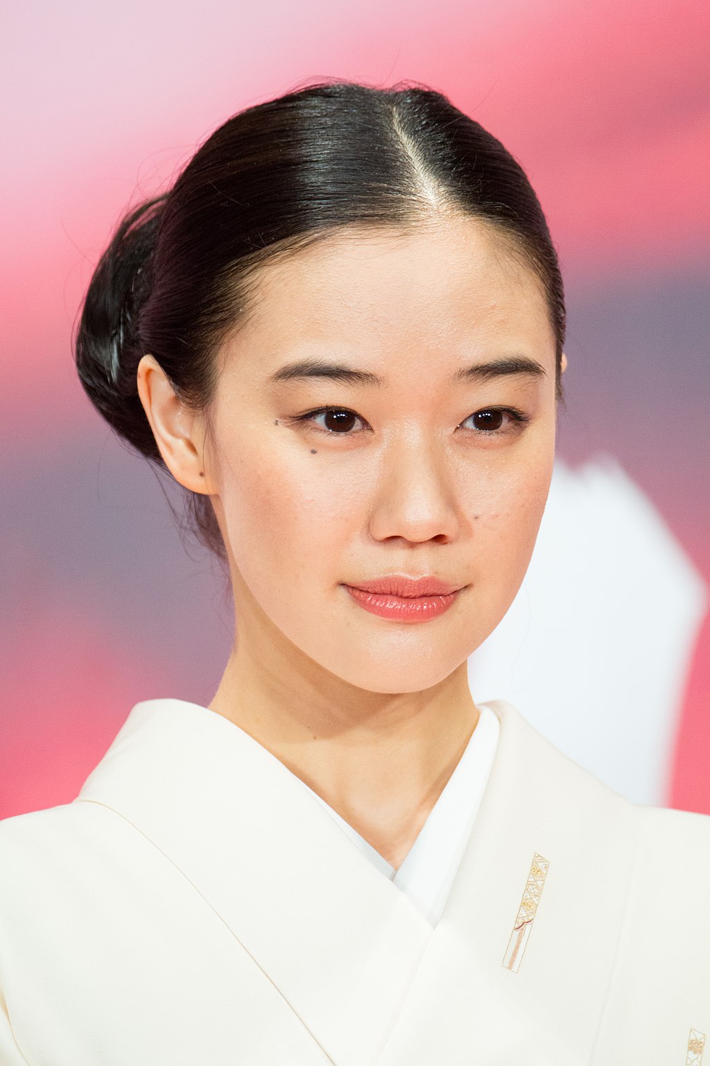 苍井优是日本极受欢迎的中生代女星,被称为四位最有前途的八五后女星,清秀美丽,演技惊人,她在《关于莉莉周的一切》(2001)热门漫画改编的《蜂蜜与四叶草》(2006)《彩虹女神》(2006)《花与爱丽丝》中都有令人惊艳的表现。 苍井优是日本极受欢迎的中生代女星,被称为四位最有前途的八五后女星,清秀美丽,演技惊人,她在《关于莉莉周的一切》(2001)热门漫画改编的《蜂蜜与四叶草》(2006)《彩虹女神》(2006)《花与爱丽丝》中都有令人惊艳的表现。