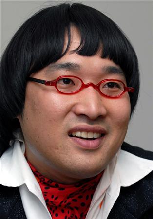 山里亮太在日本也有着极高的人气,在十几档节目中担任主持,今年已然42岁,而两个八杆子打不着的人结识全因为苍井优在拍电影《扶桑花女孩》时认识了山崎静代,而山崎则是南海甜心的另一名成员,是她介绍苍井优和山里亮太认识,两人也是到今年4月才开始正式交往,1个多月后就闪电结婚。 山里亮太在日本也有着极高的人气,在十几档节目中担任主持,今年已然42岁,而两个八杆子打不着的人结识全因为苍井优在拍电影《扶桑花女孩》时认识了山崎静代,而山崎则是南海甜心的另一名成员,是她介绍苍井优和山里亮太认识,两人也是到今年4月才开始正式交往,1个多月后就闪电结婚。