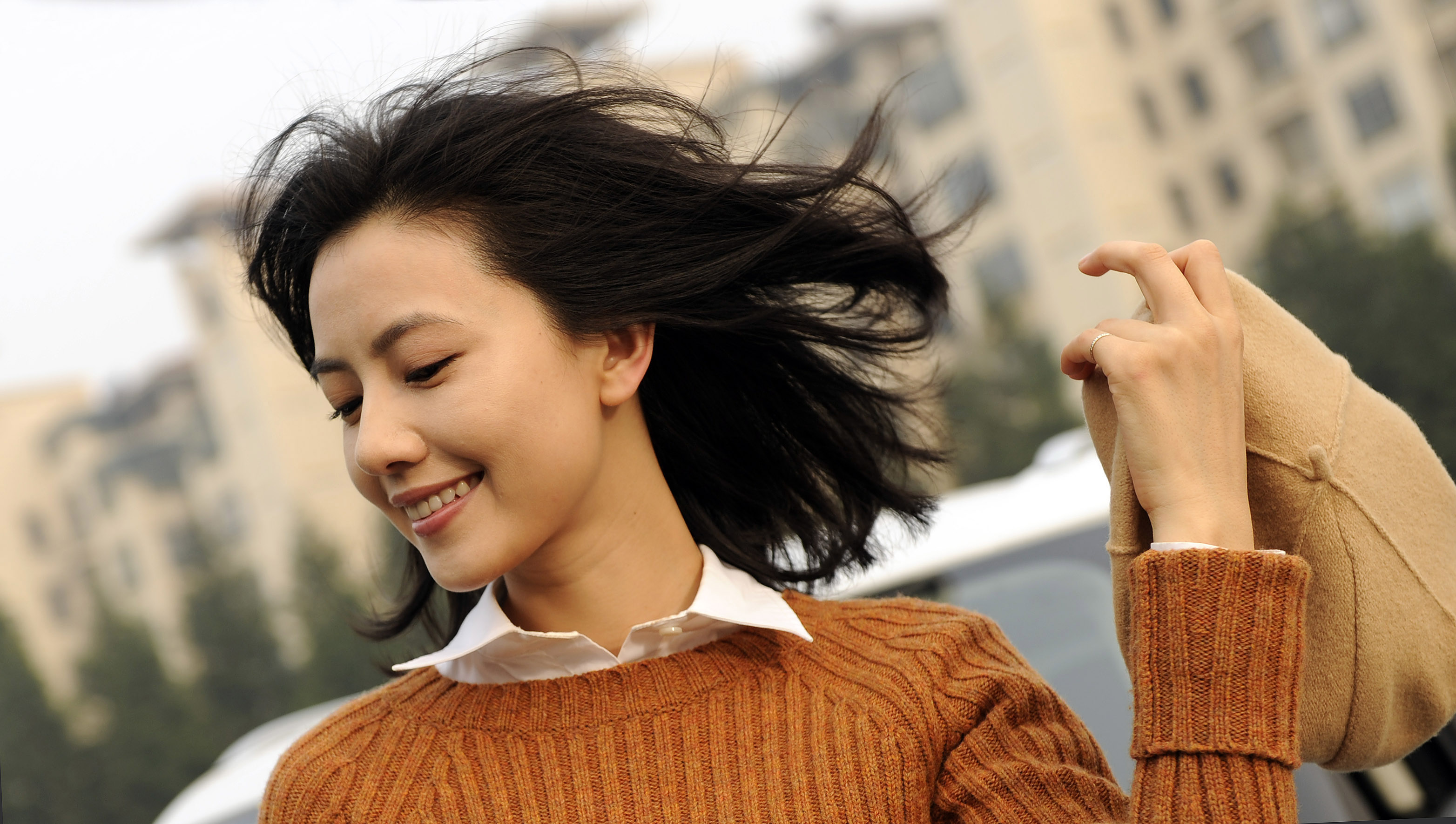 2012年,高圆圆当时33岁,贵为虎扑宅男们心中的梦情,在拍《搜索》时闪电恋爱随即也闪电结婚,她的“下嫁”让全虎扑男士心如刀绞如丧考妣,因为男方只是一个刚刚来大陆发展的台湾新人,小她5岁,名气收入完全无法与打拼多年的高圆圆相提并论。 2012年,高圆圆当时33岁,贵为虎扑宅男们心中的梦情,在拍《搜索》时闪电恋爱随即也闪电结婚,她的“下嫁”让全虎扑男士心如刀绞如丧考妣,因为男方只是一个刚刚来大陆发展的台湾新人,小她5岁,名气收入完全无法与打拼多年的高圆圆相提并论。