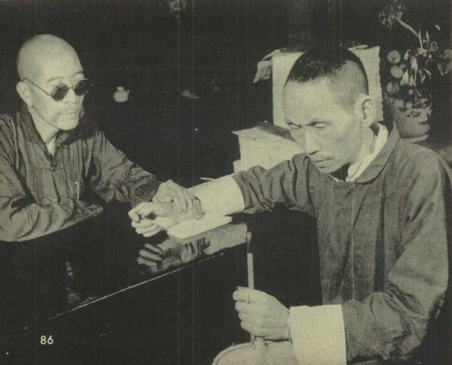 留着长指甲的郎中正在把脉 留着长指甲的郎中正在把脉