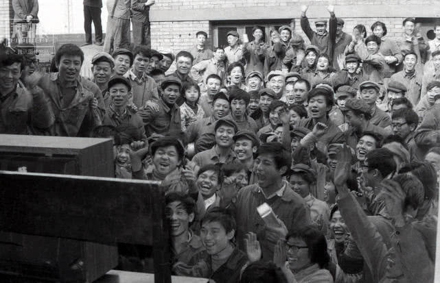 1981年11月16日,中國女排以7戰全勝的成績首次奪得世界杯賽冠軍,成都車輛段職工集中觀看中國女排奪冠實況,現場人山人海,歡呼雀躍 1981年11月16日,中國女排以7戰全勝的成績首次奪得世界杯賽冠軍,成都車輛段職工集中觀看中國女排奪冠實況,現場人山人海,歡呼雀躍