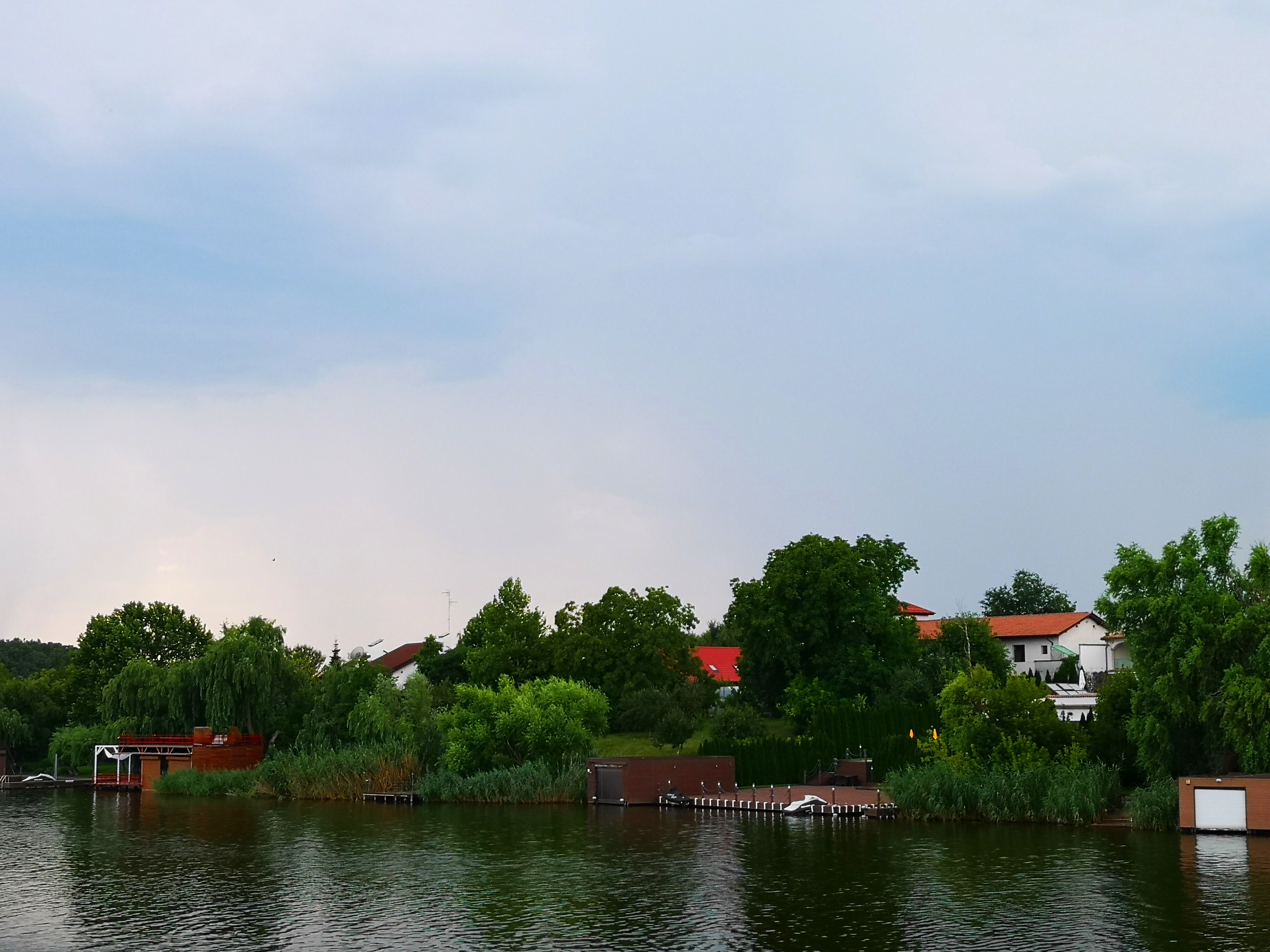 斯拉戈夫湖畔住宅,家家都有船庫 斯拉戈夫湖畔住宅,家家都有船庫