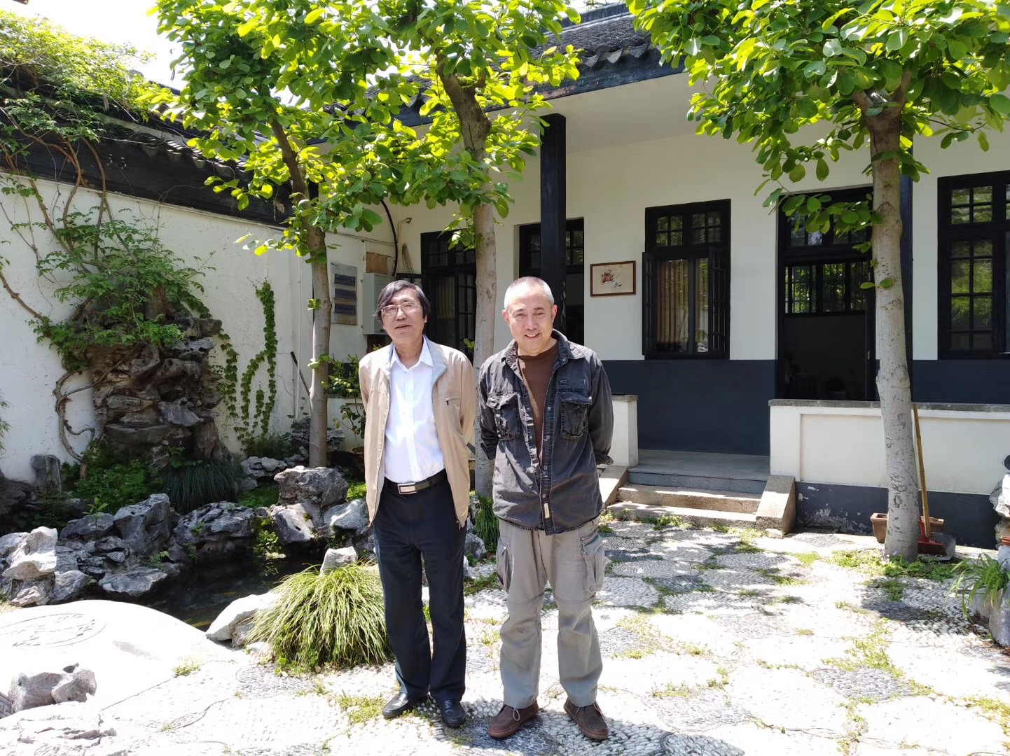 “大少爷回来,老管家老泪纵横”,陶文瑜(左)与叶兆言(右) “大少爷回来,老管家老泪纵横”,陶文瑜(左)与叶兆言(右)