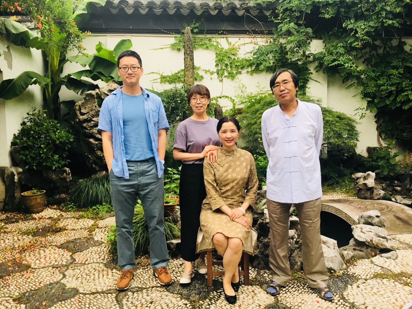 在苏州杂志社的园子里格外神清气爽,左起:路明、刘晓蕾、潘向黎、陶文瑜 在苏州杂志社的园子里格外神清气爽,左起:路明、刘晓蕾、潘向黎、陶文瑜