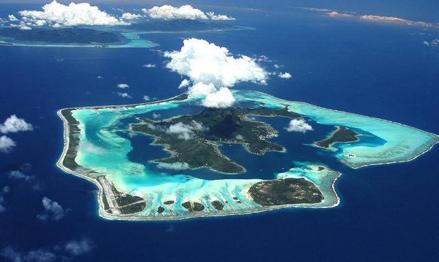 塔希提(法语:Tahiti),又译大溪地,是法属波利尼西亚向风群岛上最大的岛屿,位于南太平洋中部 塔希提(法语:Tahiti),又译大溪地,是法属波利尼西亚向风群岛上最大的岛屿,位于南太平洋中部