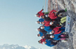 大学生在2500米悬崖上拍摄“垂直”集体照
