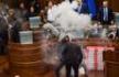 科索沃议会反对派扔催泪瓦斯 会议现场乌烟瘴气