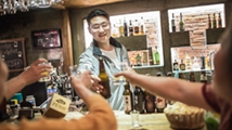 上海小伙18岁钻进小山村开酒吧 连奥斯卡影后也来光顾
