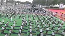 印度总理带3万人同练瑜伽