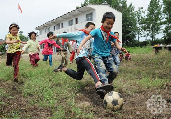 踢足球也能做公益 南京首届金茂悦杯企业公益