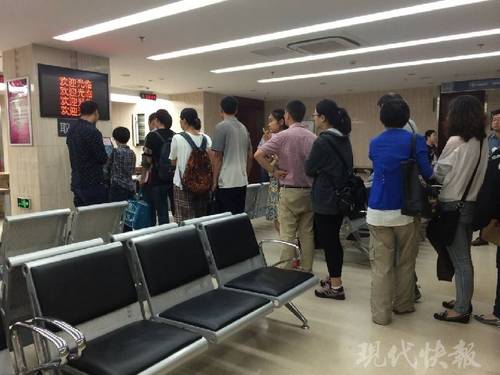 【南京限购首日 头发花白老夫妻排队离婚南京