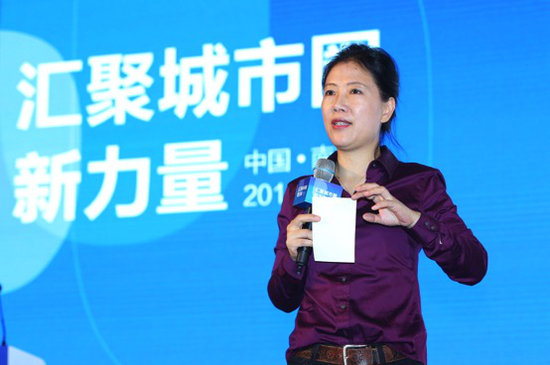 图注:独立经济学家,央视财经频道评论员叶檀主题演讲图片