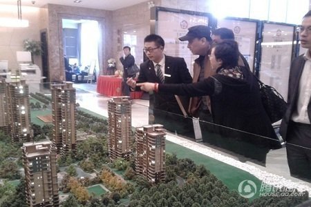 江宁新盘首开卖3成 置业顾问与客户上演辩论赛