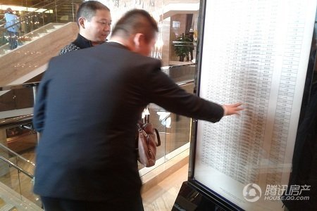 江宁新盘首开卖3成 置业顾问与客户上演辩论赛