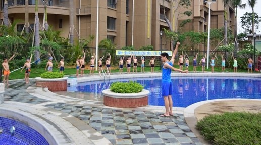 南宁公立小学首开游泳课 天桃学生享受高端素质教育