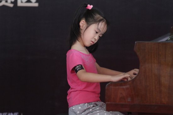 不愧教育标杆盘 霖峰6千人刷新南宁钢琴比赛新