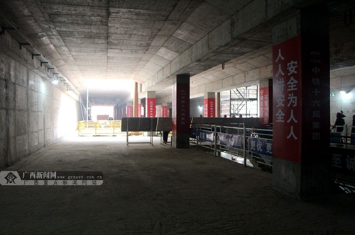 南宁地铁1号线广西大学站地下长龙已经成型