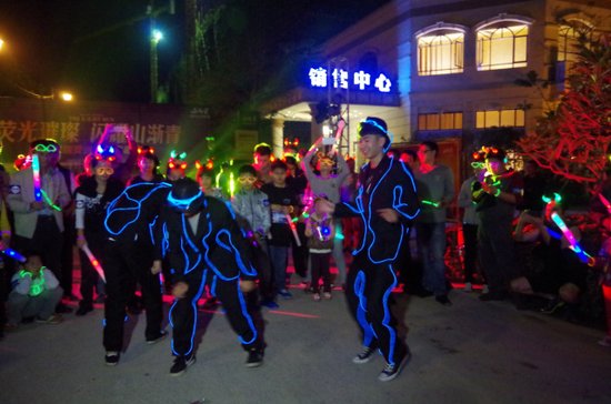 保利山渐青千人荧光夜跑酷炫全城 洋房5903元\/㎡起_房产_腾讯网