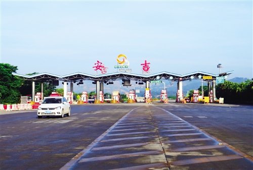 这些变迁的收费站,既见证了南宁高速路发展的进程,也浓缩了南宁城市