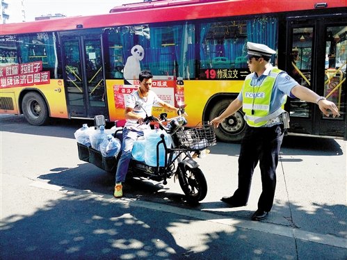 重点整治电动自行车违规载人行为