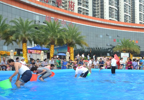 国庆长假首日 华南城趣味活动获市民热捧