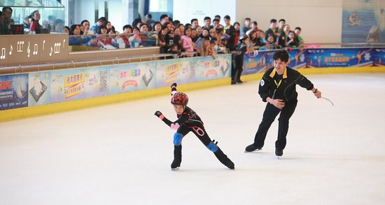 4.11广西首届花样滑冰赛事于南宁万象城缤纷上