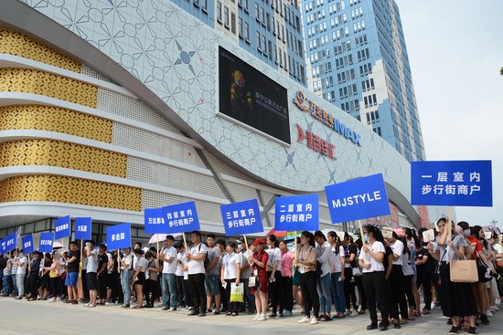 江南万达广场联合多部门举行开业前消防疏散暨