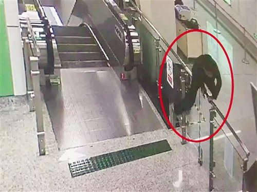 乘坐地铁十种不文明行为曝光 对这些 陋习 说不