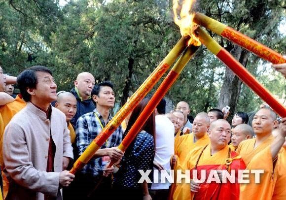 电影明星成龙和刘德华等在少林寺进行拍摄开机的进香仪式。图片据新华网。 电影明星成龙和刘德华等在少林寺进行拍摄开机的进香仪式。图片据新华网。