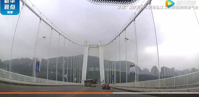 视频截图：公交撞上小车前的画面